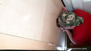 Vue aérienne d'une fellation dans un gloryhole