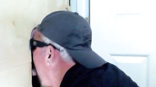 Professore universitario viene fatto un pompino al gloryhole