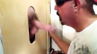 Neuer Typ probiert einen Gloryhole-Blowjob aus