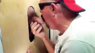 Neuer Typ probiert einen Gloryhole-Blowjob aus