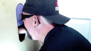 Un fan de Gloryhole lo saca para una mamada