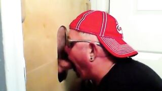 Dois amigos fazem uma chupada no Gloryhole