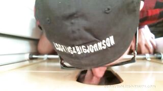 Entrenador de fútbol se hace una mamada en el Gloryhole