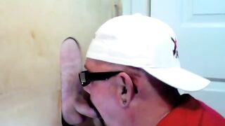 Cara casado adora esses boquetes em gloryhole