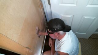 Pai casado goza no Gloryhole mais uma vez