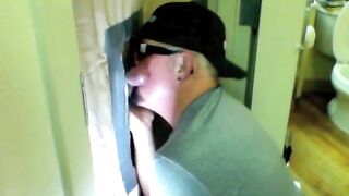 Une bite noire apprécie une fellation au gloryhole