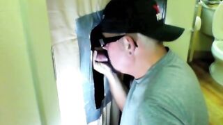 Une bite noire apprécie une fellation au gloryhole