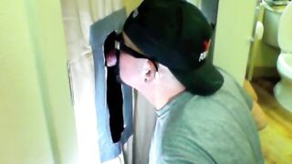 Une bite noire apprécie une fellation au gloryhole