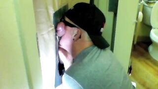 Une bite noire apprécie une fellation au gloryhole