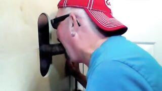 Cara negro hétero fode no Gloryhole
