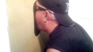 Dos pollas en el Gloryhole se chupan