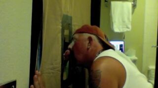 Fellation au glory hole lors des Gay Days