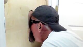 Gloryhole, fellation et sodomie