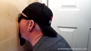 Gorge profonde dans un gloryhole baisé par une bite noire curieuse