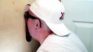 Nutrirsi di cazzo al gloryhole