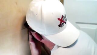 Nutrirsi di cazzo al gloryhole