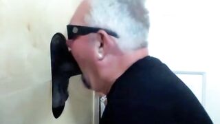 Ragazzo nero fa una sborrata facciale nel gloryhole