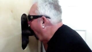 Ragazzo nero fa una sborrata facciale nel gloryhole