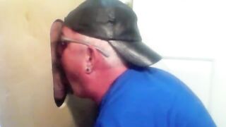 Luke se corre a lo grande en el Gloryhole