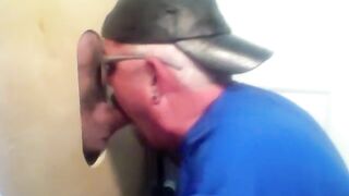 Luke se corre a lo grande en el Gloryhole