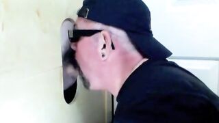 Succhiata nel gloryhole da un tizio sposato curioso