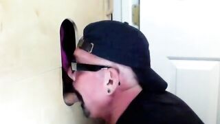Succhiata nel gloryhole da un tizio sposato curioso