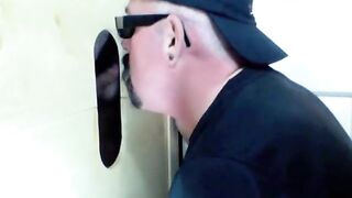 Succhiata nel gloryhole da un tizio sposato curioso