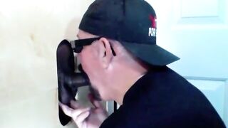 Un chocolat visite le Gloryhole et jouit