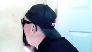 Un chocolat visite le Gloryhole et jouit