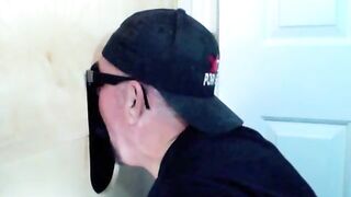 Un chocolat visite le Gloryhole et jouit