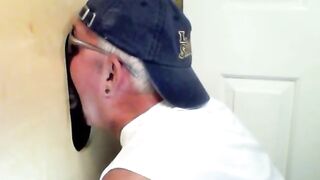 Cara amigável tem pau chupado no Gloryhole