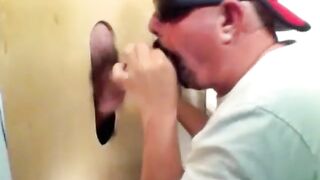 Il fan di Gloryhole torna per un altro pompino