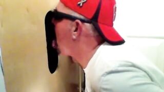 Il fan di Gloryhole torna per un altro pompino