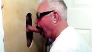 Gloryhole-Rückkehrer liebt den Blowjob