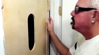 Gloryhole-Rückkehrer liebt den Blowjob