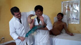 Rave reçoit un traitement de chatouilles