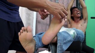 Ricky chatouille les pieds d'Argies à la salle de sport