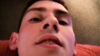 El lindo twink Alex se masturba