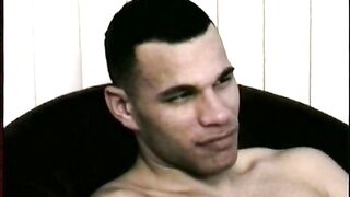 Dino heterossexual é acariciado