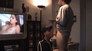 Buzz, garoto hétero, é chupado por um homem