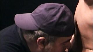 Chupando la polla de un deportista heterosexual