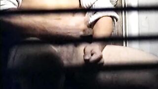 Paco, el chico heterosexual, se acaricia la polla