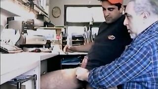 Fazendo sexo oral no colega de quarto hétero