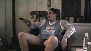 Tony, il ragazzo etero, ha bisogno di soldi