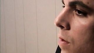 Aider Ethan, un garçon hétéro, à jouir