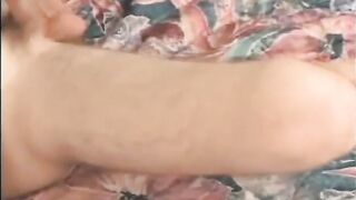 Ragazzo etero che si masturba con le dita