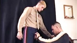 Sucer le marine hétéro