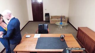 El director prueba el coño jugoso de la maestra madura