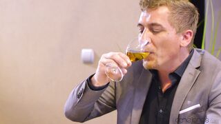 Charlie Red - Une rousse le chevauche sur la table du dîner