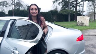 Angela Bella - Âgée de 18 ans, sauvage jusqu'au bout des ongles